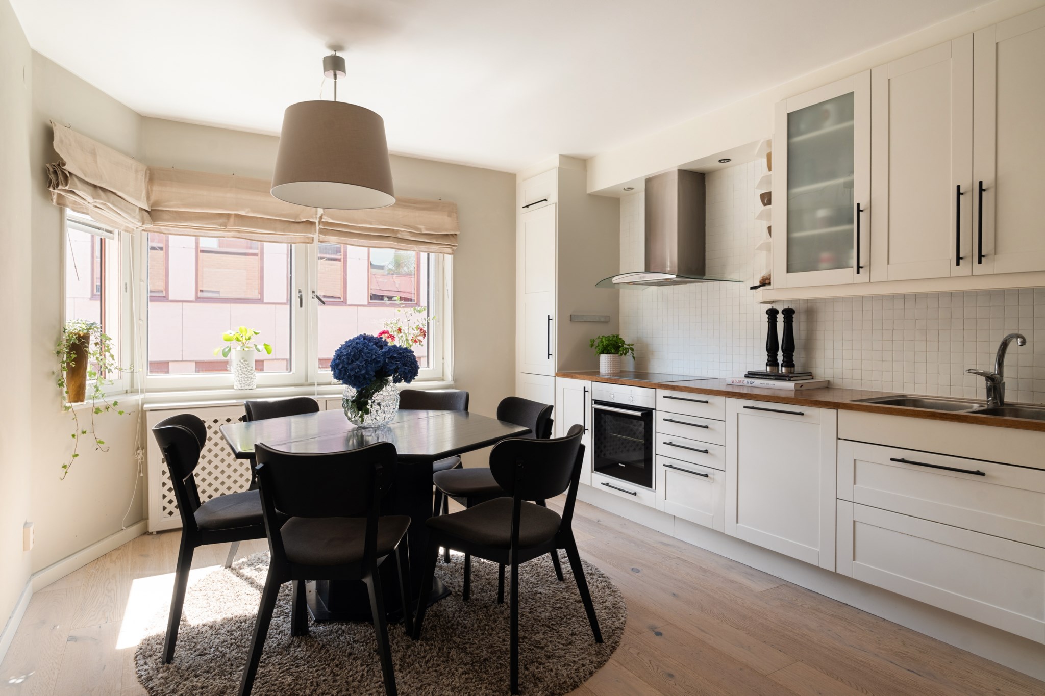Trivsamt kök med burspråk och generös matplats Regeringsgatan 70B, 4 tr