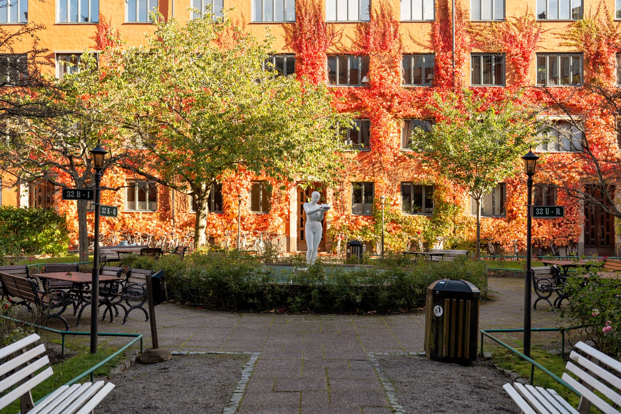 Föreningens otroligt vackra gård - Höst Alströmergatan 32E, 2,5tr