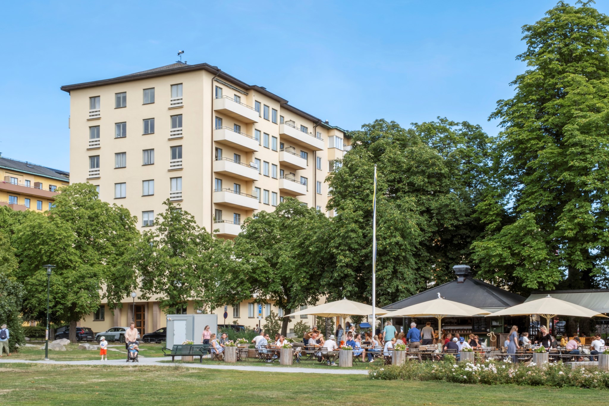 Uteserveringen i Tessinparken Rindögatan 11