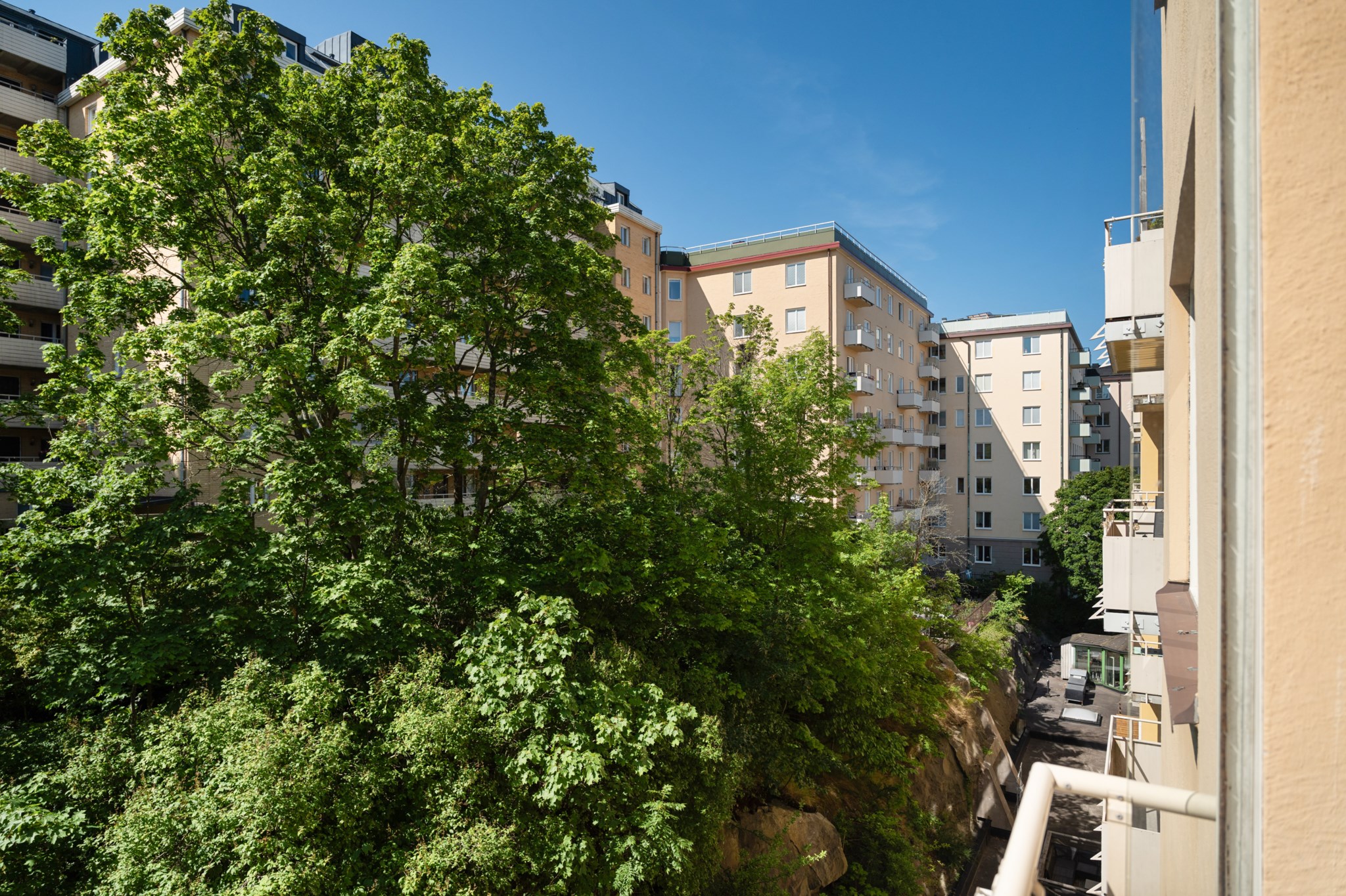 Utsikt mot grönska sommartid Kungsholms Strand 139, 5tr