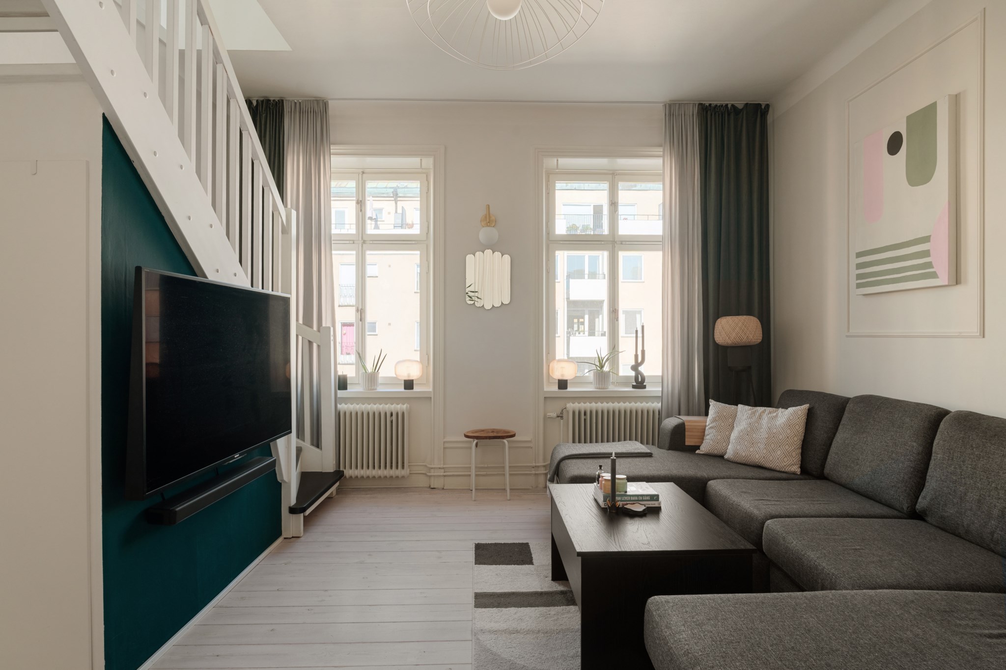 Sällskapsrum med två höga fönster Surbrunnsgatan 15, 4 tr