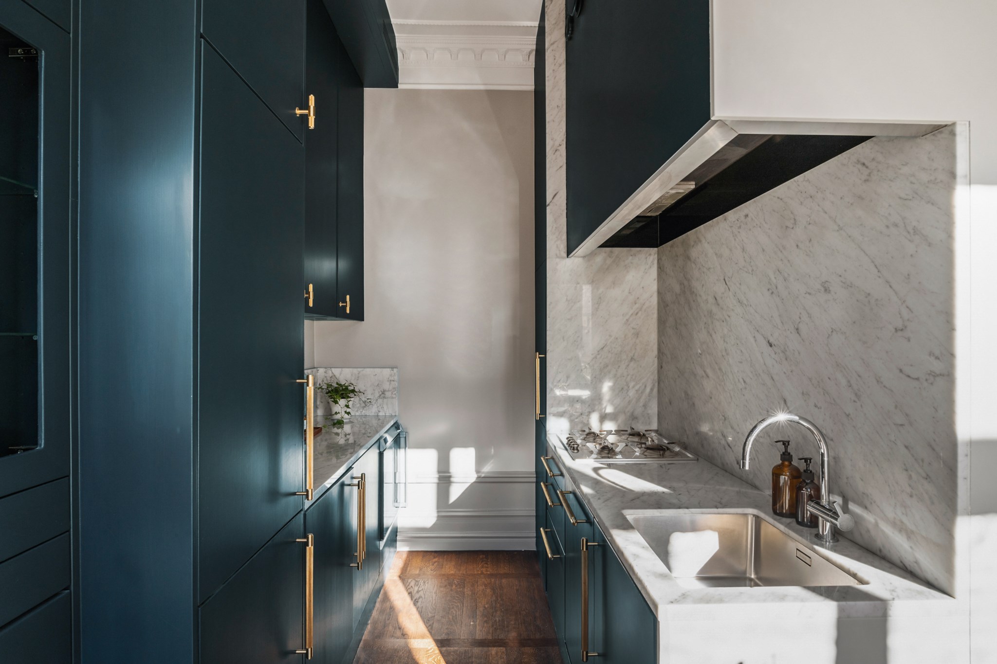 Elegant kök med arbetsbänkar i Carraramarmor Frejgatan 42